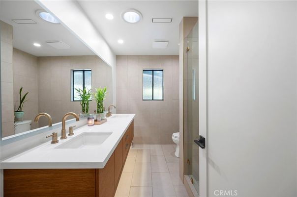 Bathroom, Dual Sink Vanities, Interior, Recessed Lighting