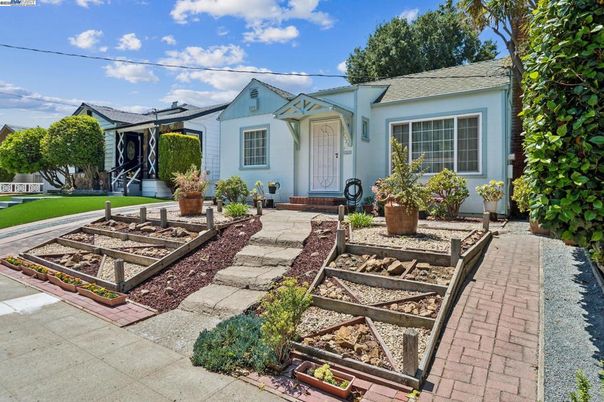 Backyard, Exterior, Facade, Ranch