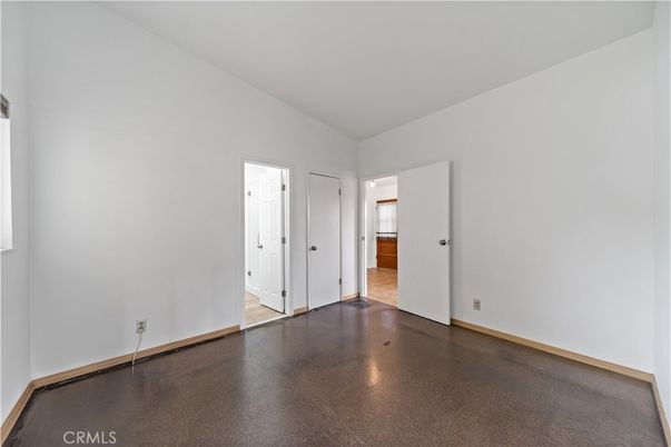 Empty room, Interior