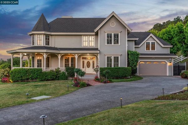 Attached, Exterior, Facade, Queen Anne Victorian