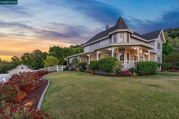 Backyard, Exterior, Facade, Queen Anne Victorian