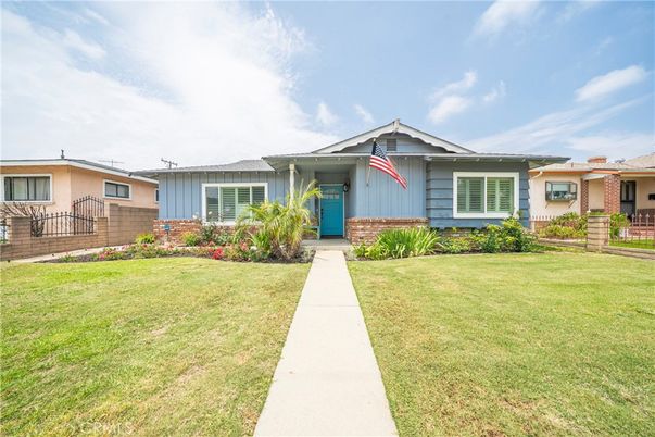 Backyard, Exterior, Facade, Ranch