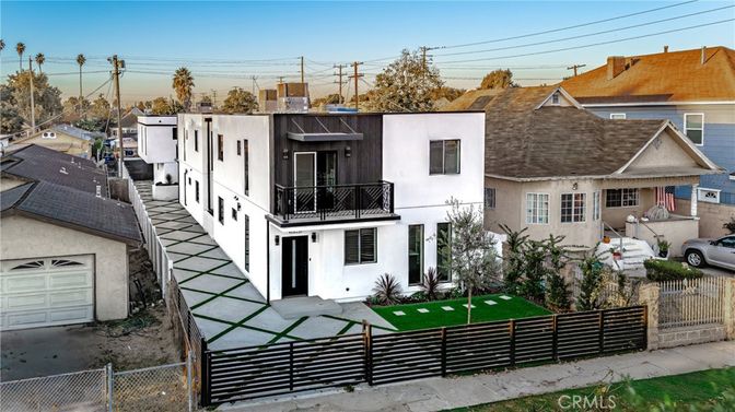 Exterior, Facade, Modern