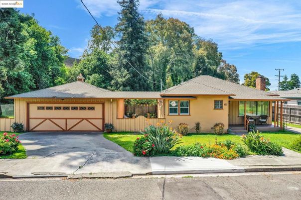 Attached, Exterior, Facade, Ranch