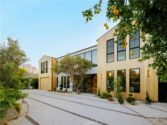 Exterior, Facade, Modern