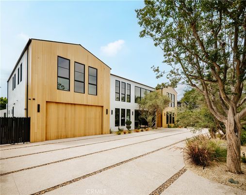Attached, Backyard, Exterior, Facade, Modern