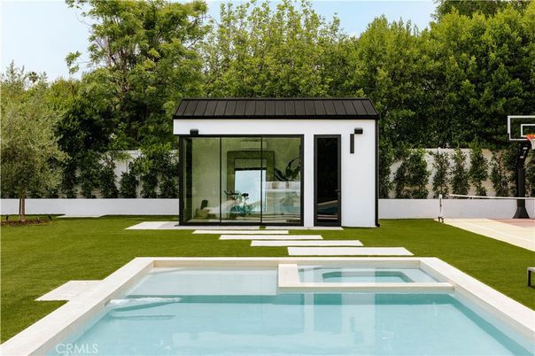 Exterior, Pool