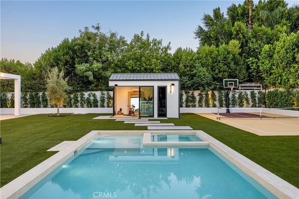 Exterior, Pool