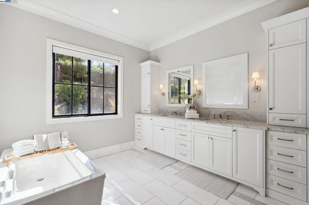 Bathroom, Dual Sink Vanities, Interior, Recessed Lighting