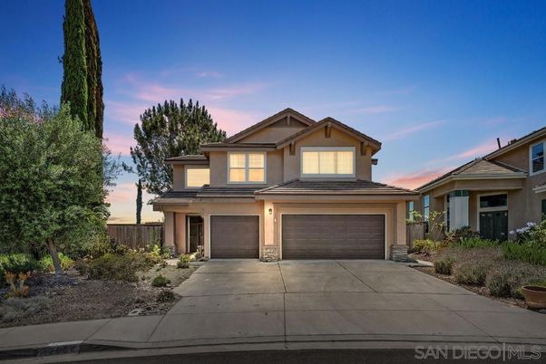 Attached, Exterior, Facade, American Craftsman