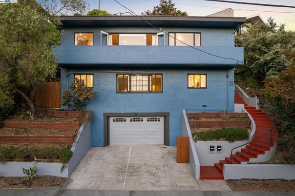 Attached, Exterior, Facade, American Foursquare
