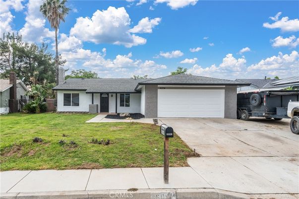 Attached, Exterior, Facade, Ranch
