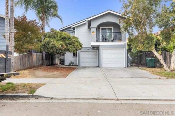 Attached, Exterior, Facade, American Craftsman