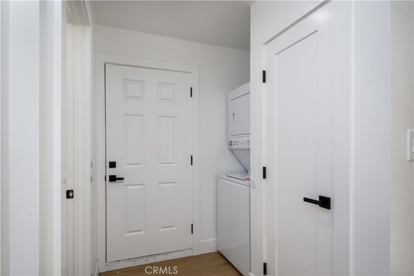 Interior, Washer, Wood Texture Flooring