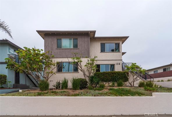 Exterior, Facade, Modern