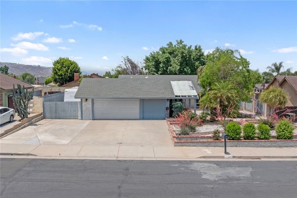 Attached, Exterior, Facade, Ranch