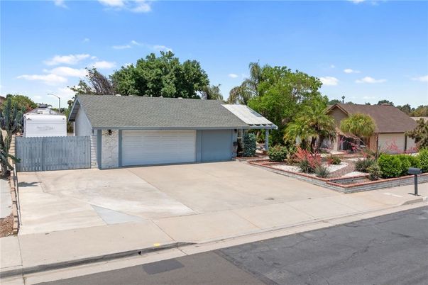 Attached, Exterior, Facade, Ranch