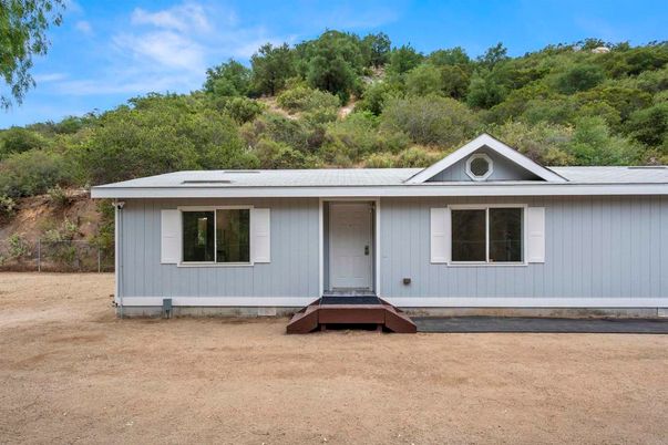 Exterior, Facade, Ranch