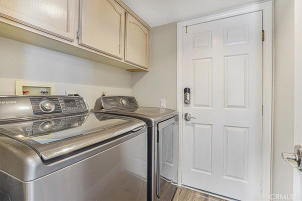 Interior, Washer, Wood Texture Flooring
