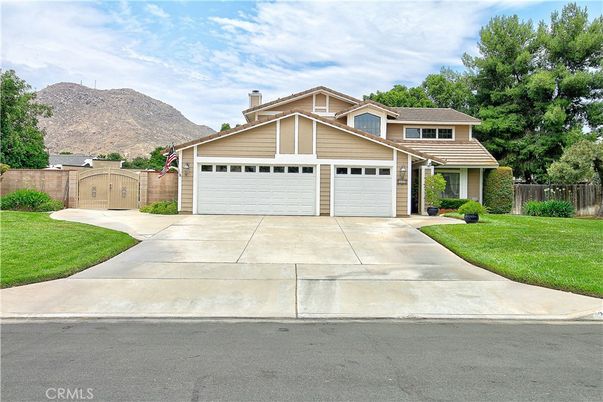 Attached, Exterior, Facade, Ranch