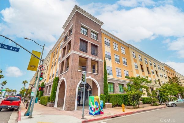 Exterior, Facade, Brick Facade, Chicago School
