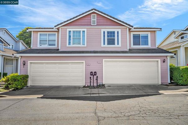 Attached, Exterior, Facade, American Craftsman