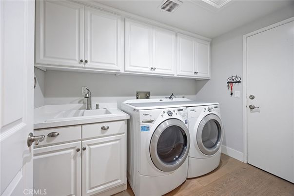 Interior, Washer, Wood Texture Flooring