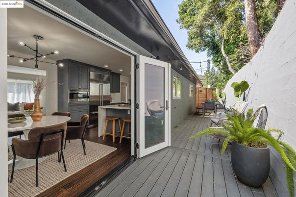 Exterior, Kitchen, Stainless Steel Appliances