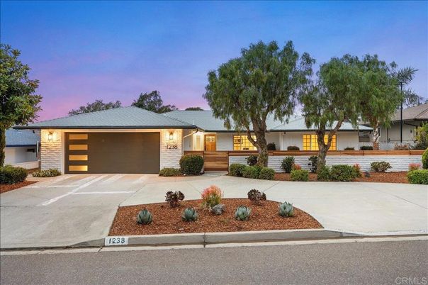 Attached, Exterior, Facade, Ranch