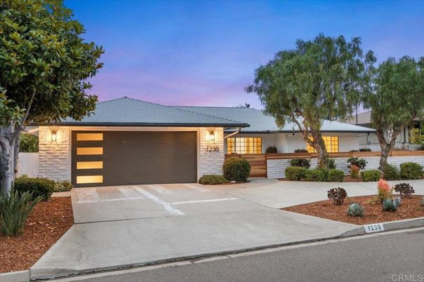 Attached, Exterior, Facade, Ranch