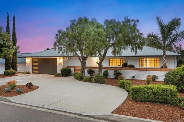 Attached, Exterior, Facade, Ranch