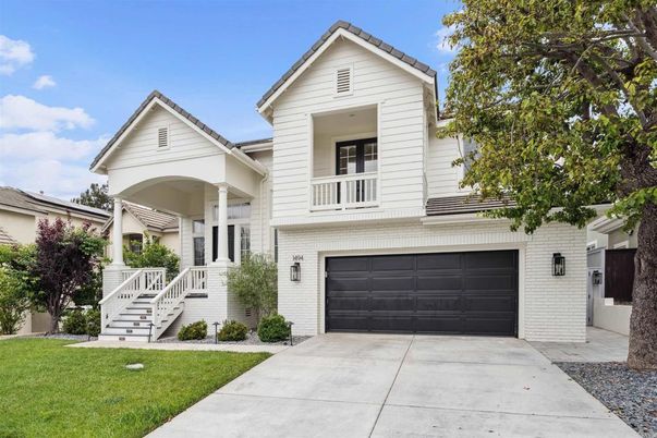 Attached, Exterior, Facade, Farmhouse