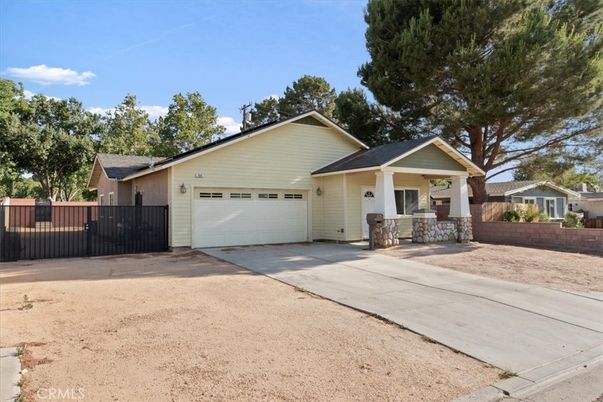 Attached, Exterior, Facade, Ranch