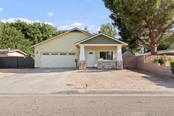 Attached, Exterior, Facade, Ranch