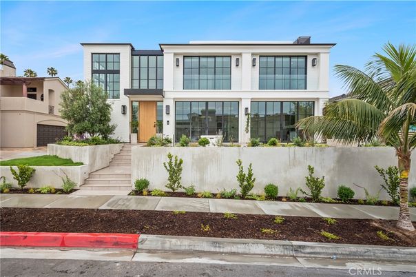 Exterior, Facade, Modern
