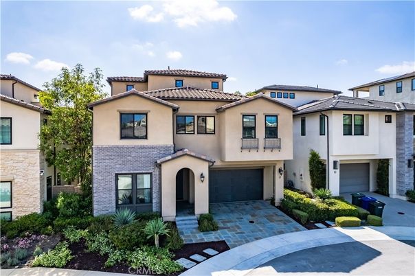 Attached, Exterior, Facade, Mediterranean