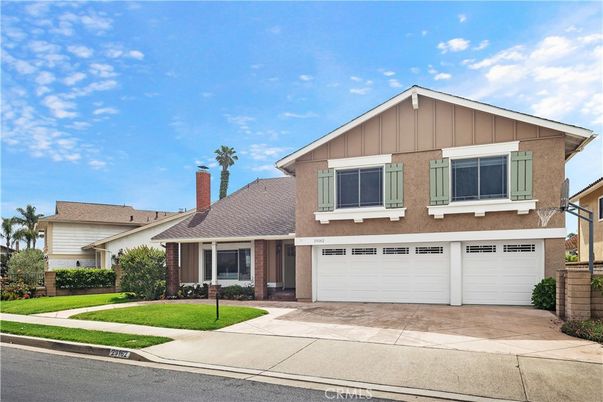 Attached, Exterior, Facade, American Craftsman
