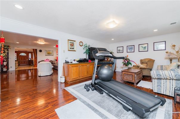 Fitness Equipment, Interior, Living room, Recessed Lighting, Wood Texture Flooring