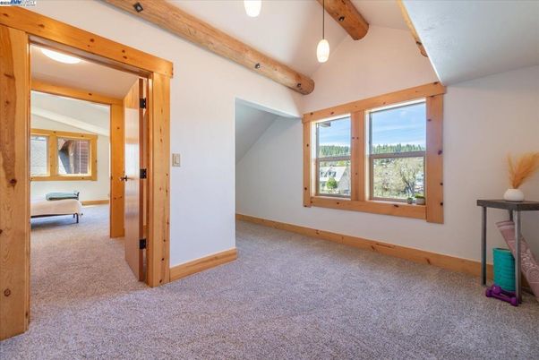 Empty room, Interior, Pendant Lights, Wooden Beams