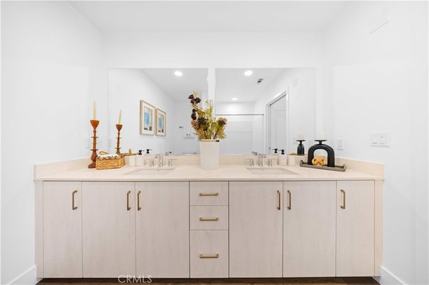 Bathroom, Dual Sink Vanities, Interior, Recessed Lighting