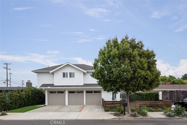 Attached, Exterior, Facade, American Craftsman