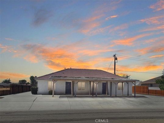 Exterior, Facade, Ranch
