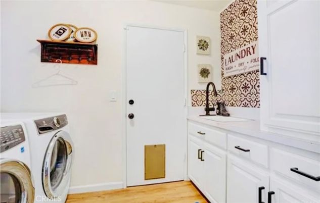 Interior, Washer, Wood Texture Flooring