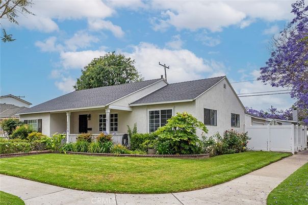 Backyard, Exterior, Facade, Ranch