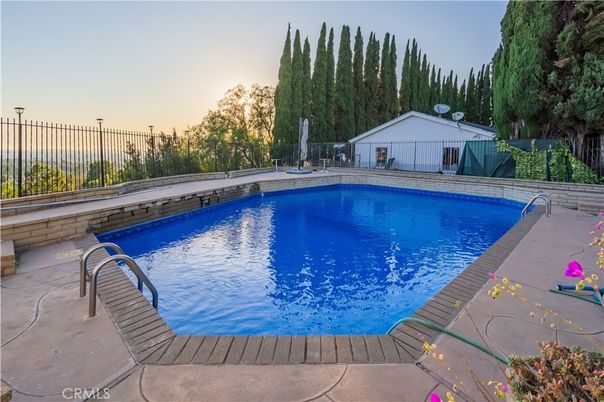 Exterior, Pool