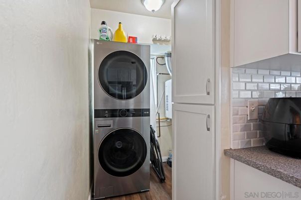 Interior, Utility Closets, Washer, Wood Texture Flooring