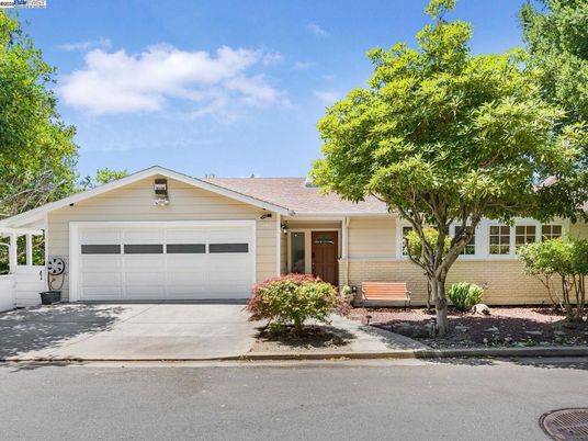 Attached, Exterior, Facade, Ranch