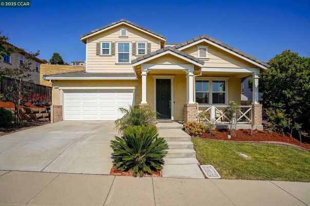 Attached, Exterior, Facade, American Craftsman