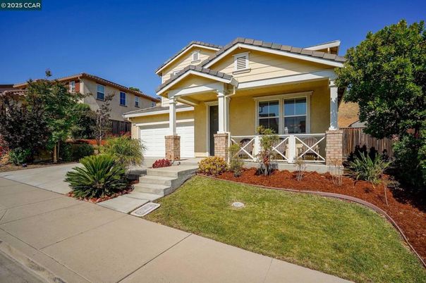 Attached, Exterior, Facade, Mediterranean