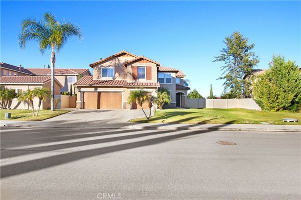 Attached, Exterior, Facade, Mediterranean